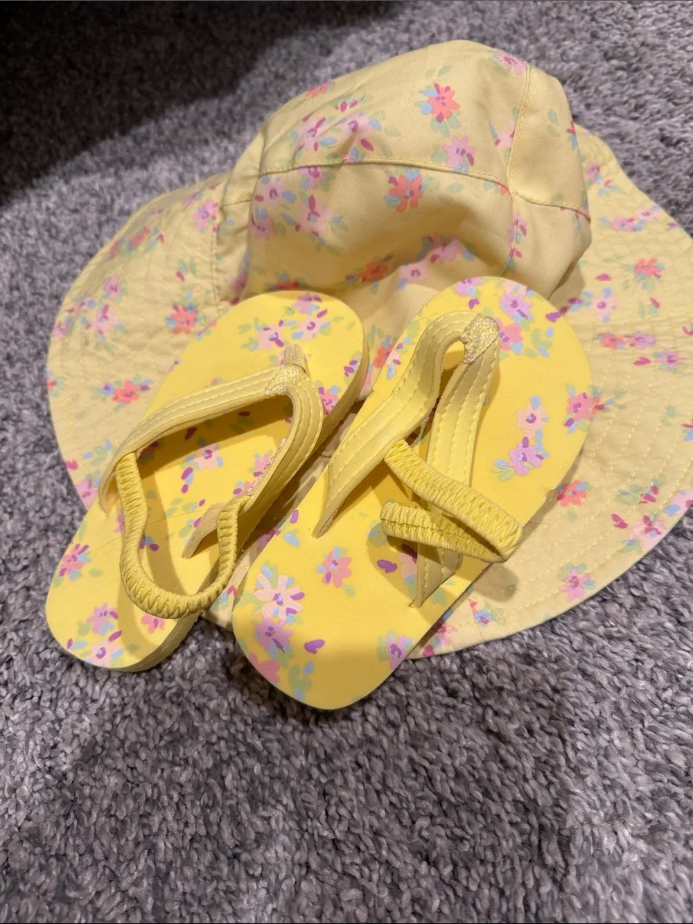 OshKosh B'gosh Yellow Floral Hat and Flip Flop Set 2t hat/7/8 shoes - new!